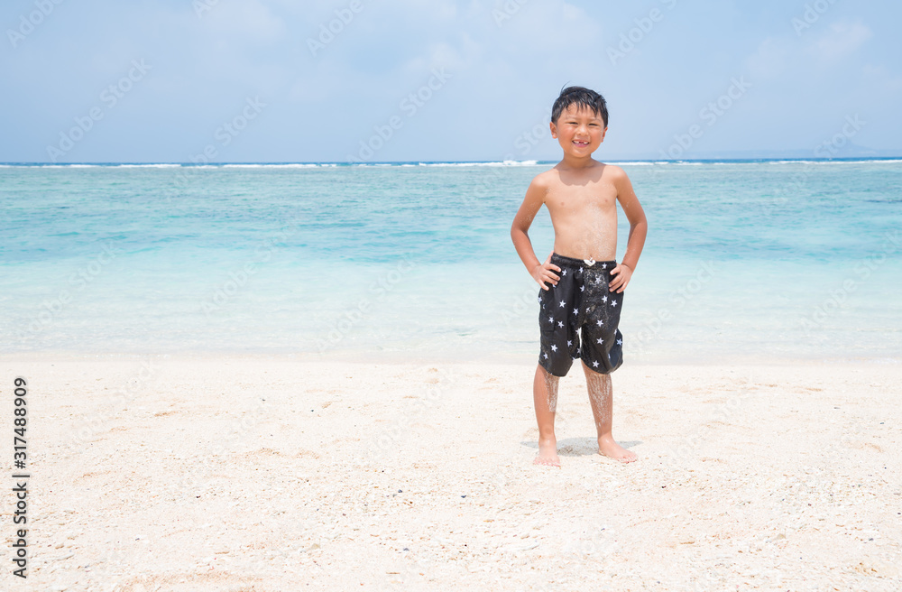 海で遊ぶ小学生の男の子