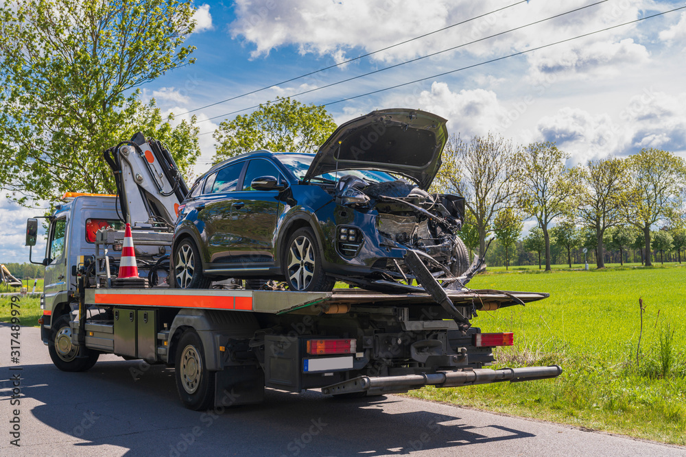 Unfallauto auf einem Abschleppwagen