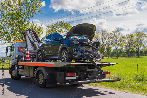 Obraz na płótnie Unfallauto auf einem Abschleppwagen w salonie