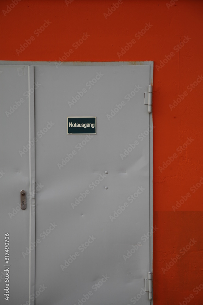 Eine Hauswand mit einer Tür Eine Hauswand mit einer Tür