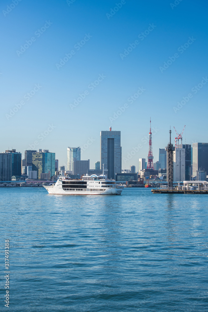 日本の東京湾とクルーズ船