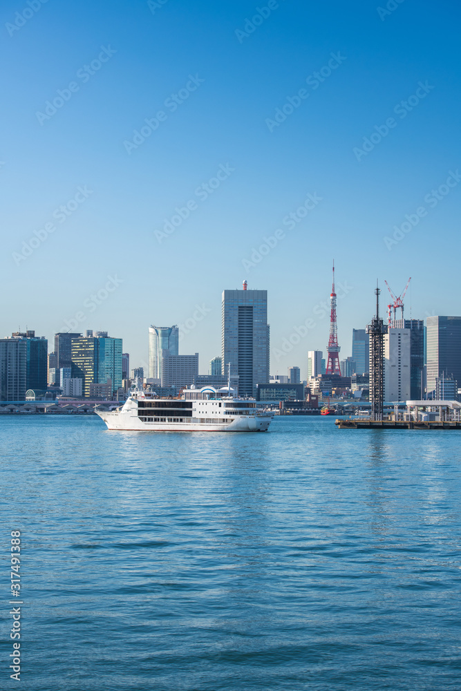 日本の東京湾とクルーズ船 日本の東京湾とクルーズ船