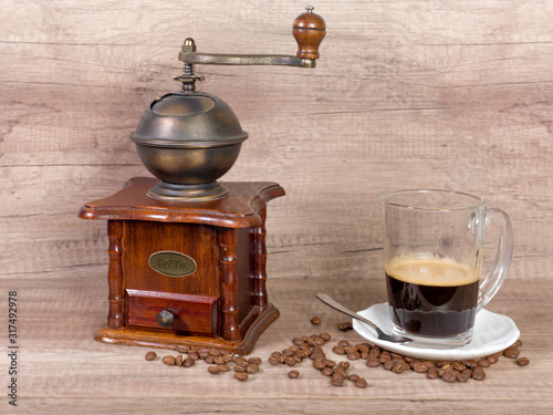 moulin à café vintage avec tasse de café express