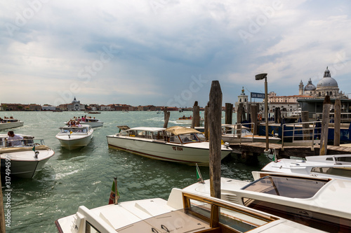 Fotografi Water taxi rank on the promenade of Venice