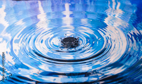 Korona z kropli wody na niebieskim tle