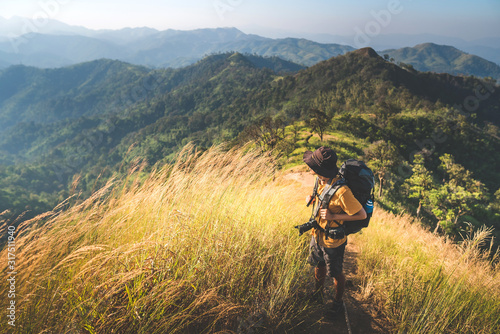 Foto Male hiker exploring the mountains