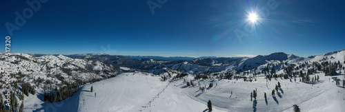 Konstfotografi Vue aérienne panoramique de la station de ski Alpine Meadows, à Squaw Valley, la
