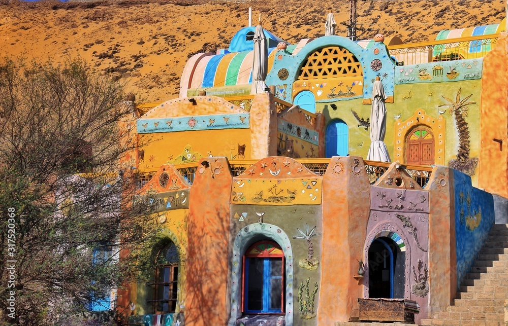Maison colorée sur les rives du Nil en Egypte