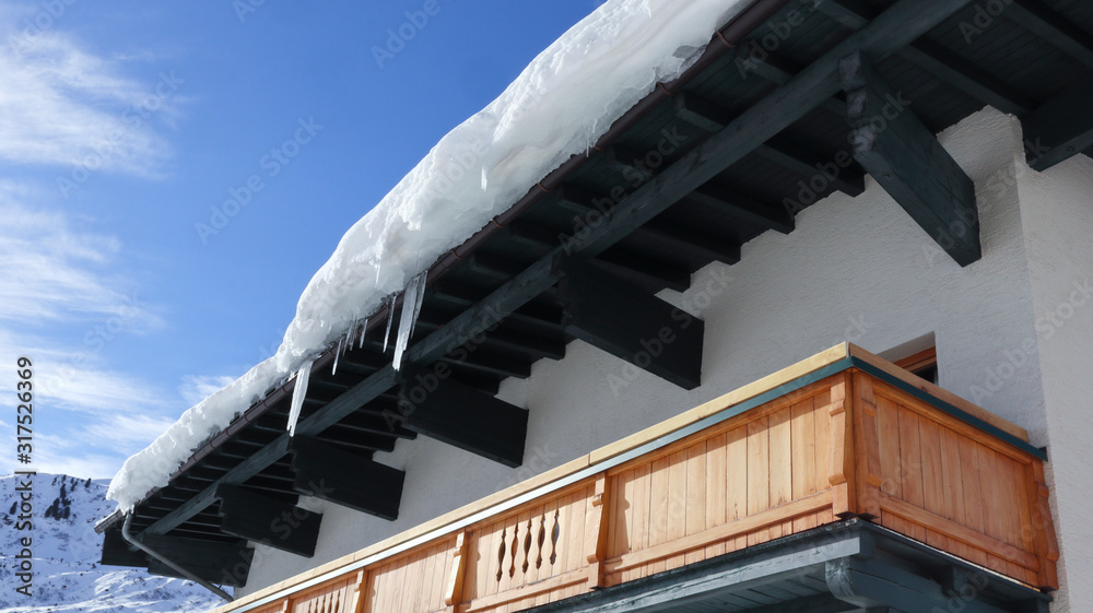 Obraz premium Snow on the wooden roof .