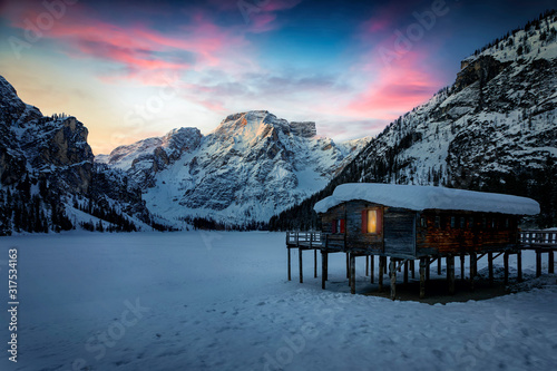 Foto Der Pragser Wildsee in den Dolomiten, Italien, bei Sonnenaufgang im Winter mit S