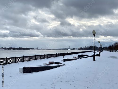 Winter embankment of the Volga River. View from the Yaroslavl Arrow.