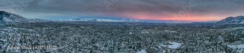 Vue aérienne panoramique de Salt Lake City au levé du soleil.