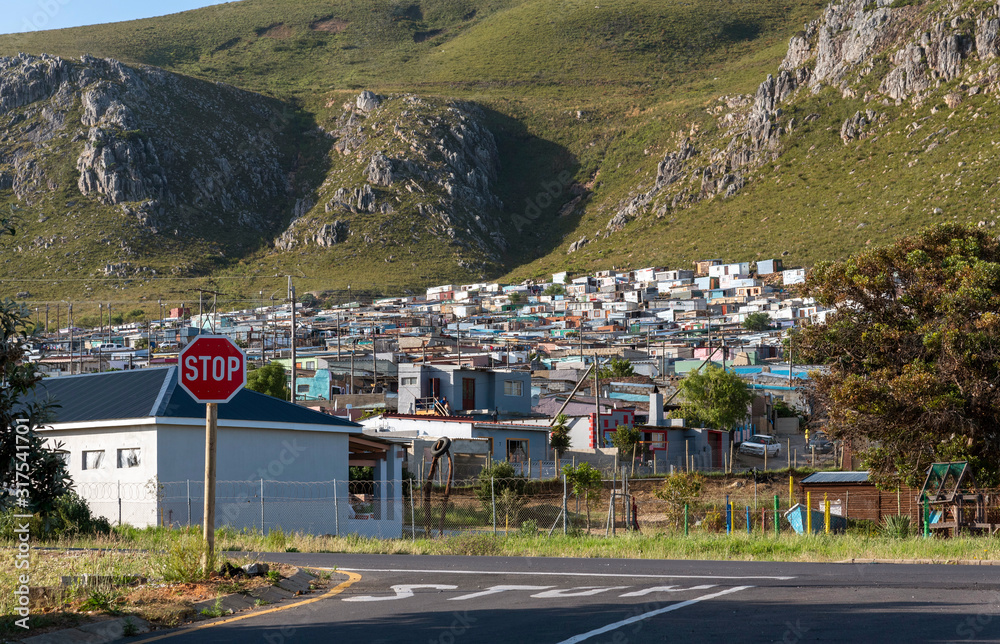 Φωτογραφία .Kleinmond, Western Cape, South Africa. December 2019. Mountainside township at