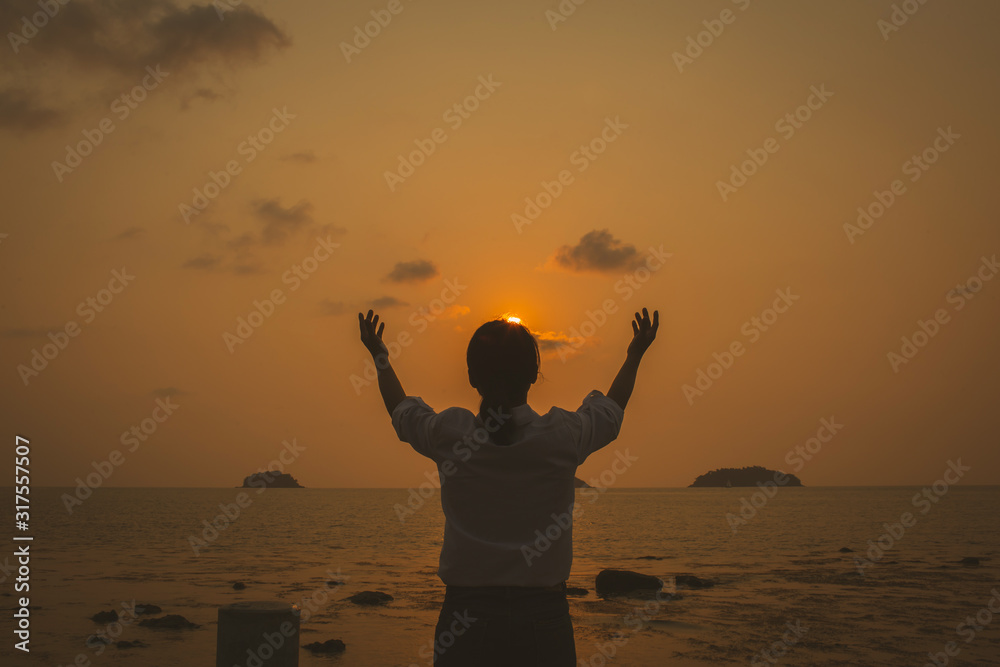 Woman with open hands To pray for God's blessing