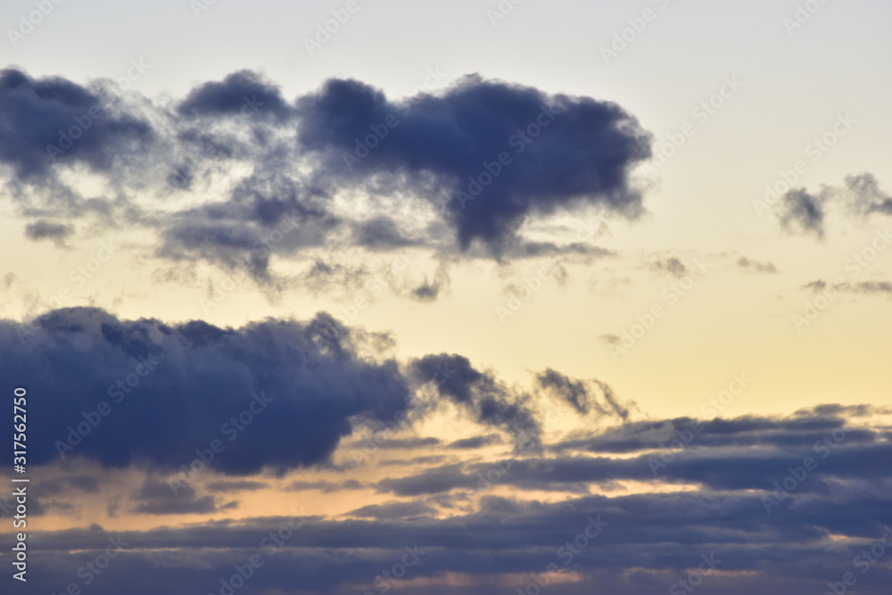 Obraz premium winter snow clouds at sunset