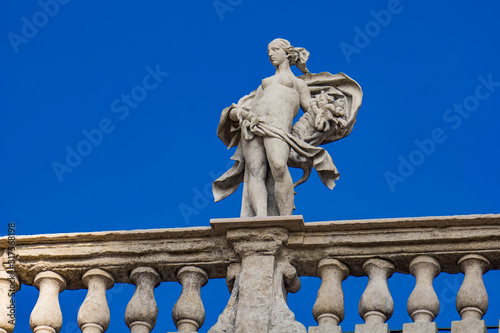 Palazzo Maffei with statue ...