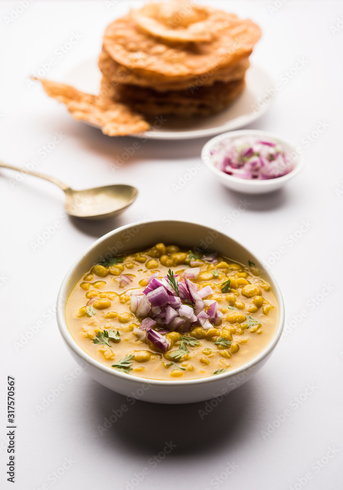 Dal pakwan is an authentic Sindhi breakfast. It is a combination of deepfried, crisp and unpuffed Maida puris served with Daal made using chana or split chickpea. selective focus Dal pakwan is an authentic Sindhi breakfast. It is a combination of deepfried, crisp and unpuffed Maida puris served with Daal made using chana or split chickpea. selective focus