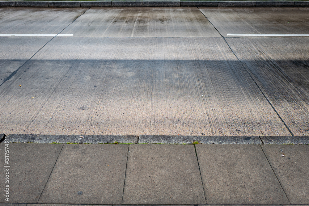 Nasse und schmutzige Straßen-Decke