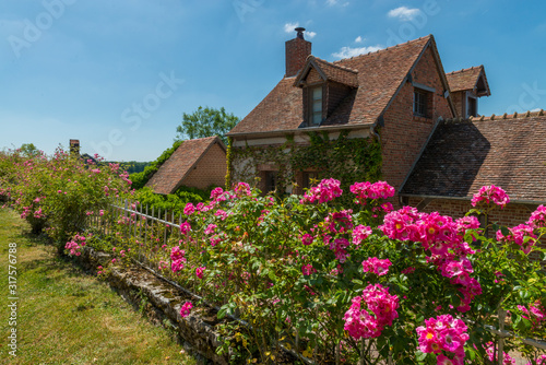 Le village de Gerberoy dans l'Oise, lorsque les rosiers sont fleuris.