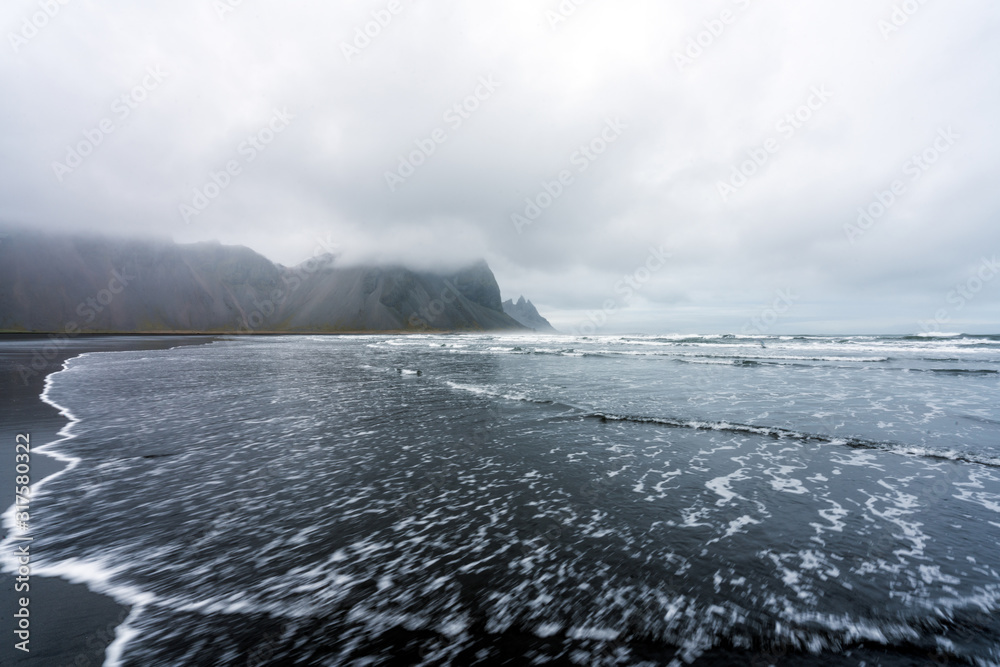 Φωτογραφία Waves are crashing ashore on Stokksnes peninsula black beach with vestrahorn mountain chain in the background