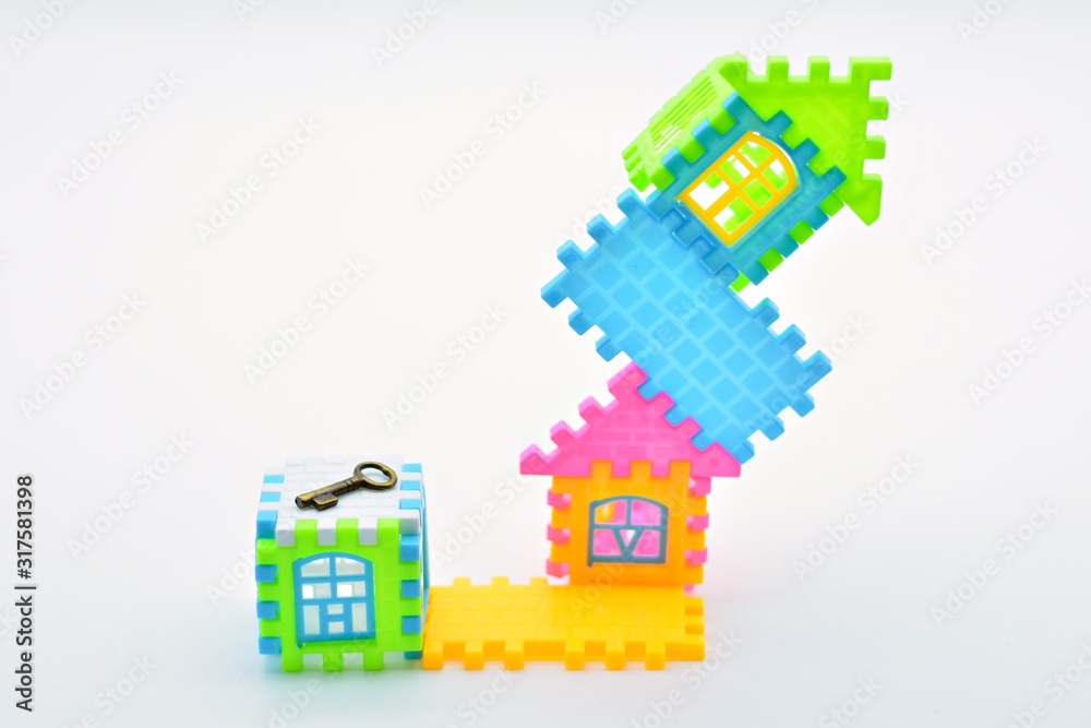 Casitas de colores hechas con piezas de puzzle, destacando una llave