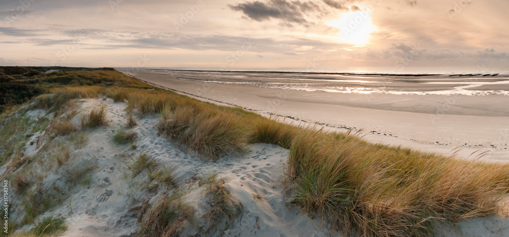 Crépuscule sur la plage depuis les dunes