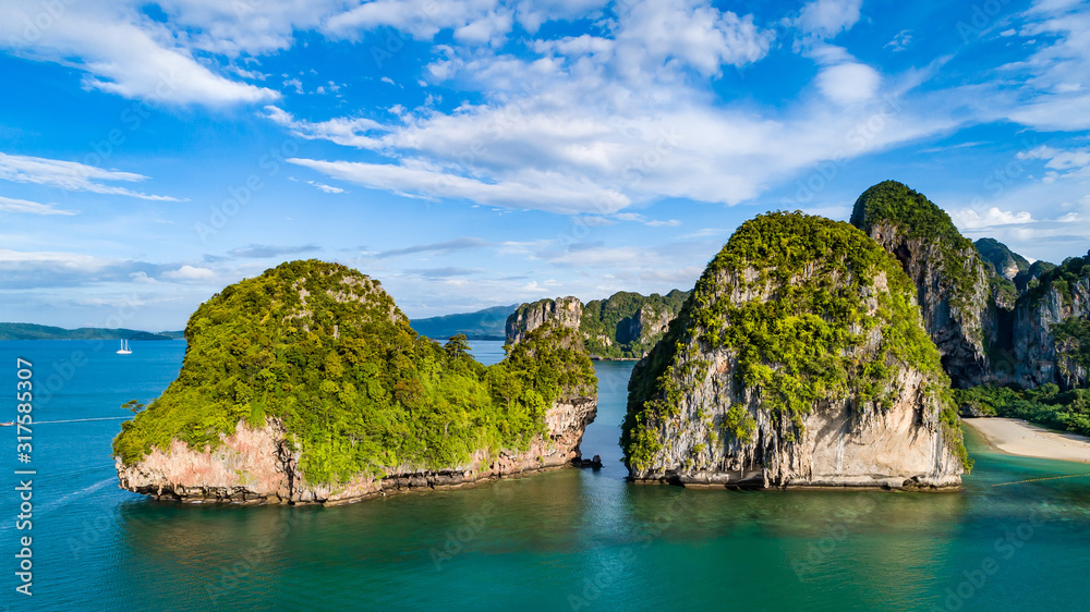 Obraz premium Railay beach in Thailand, Krabi province, aerial view of tropical Railay and Pranang beaches and coastline of Andaman sea from above