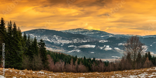 Beskidzka panorama z widokiem na Babią górę 