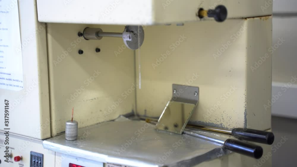 A device for measuring the viscosity of polypropylene in a chemical laboratory. A device for measuring the viscosity of polypropylene in a chemical laboratory.