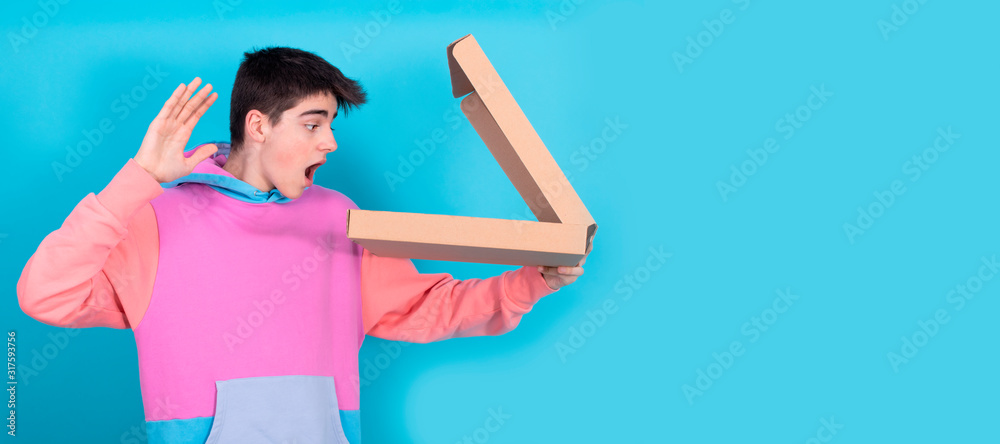 Fototapeta premium young teenage man with pizza box isolated on background