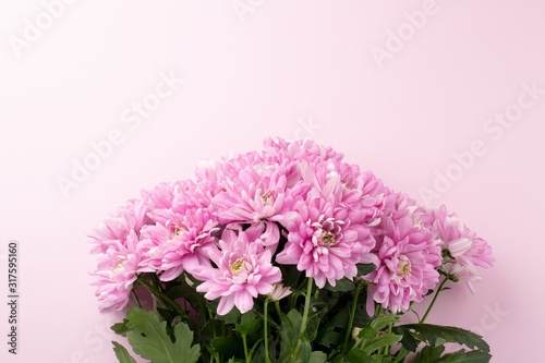 Код стоковой фотографии без лицензионных платежей: 1620160459 Bouquet of pink flowers on pink background. Romantic background for Valentine Day, Mothers Day or Birthday. Top view.
