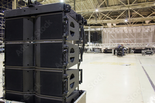 Photos Flight cases with line array speakers