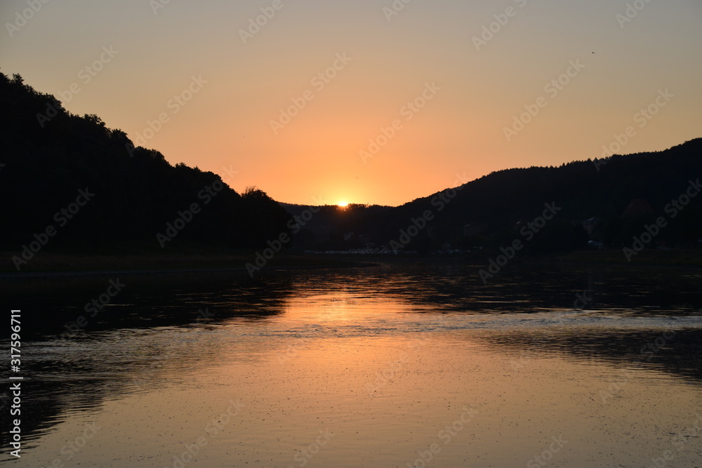 Wschód słońca nad rzeką