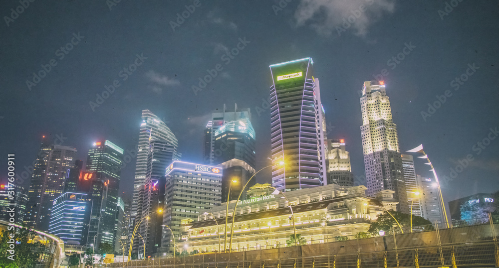 Fototapeta premium SINGAPORE - JANUARY 3, 2020: City skyscrapers at night with beautiful lights