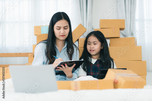 Young woman entrepreneur se...