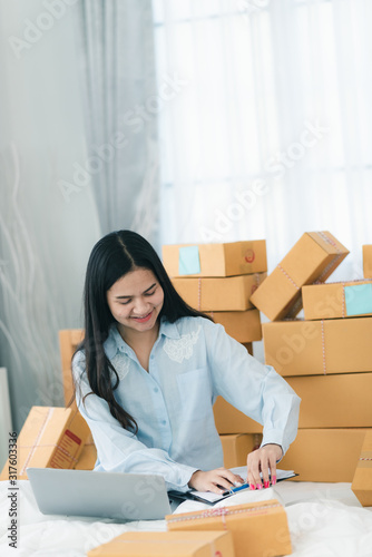 Young woman entrepreneur se...