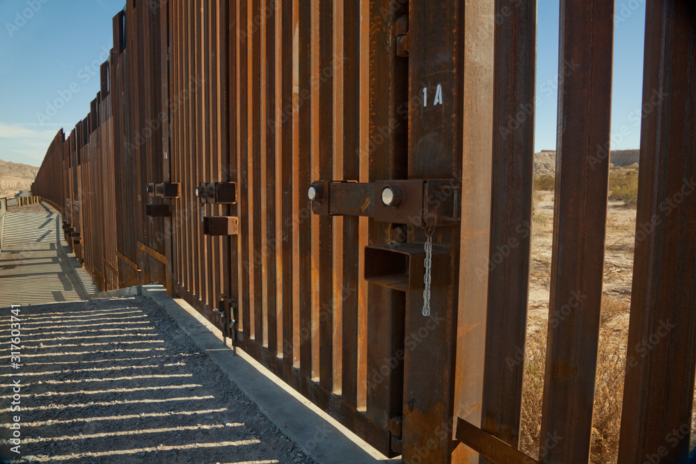 Obraz premium Rusty Border Wall in New Mexico