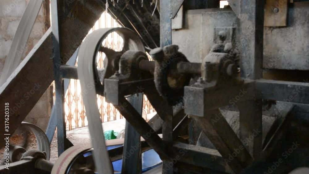 Pulley and belt drive rice mill Pulley and belt drive rice mill