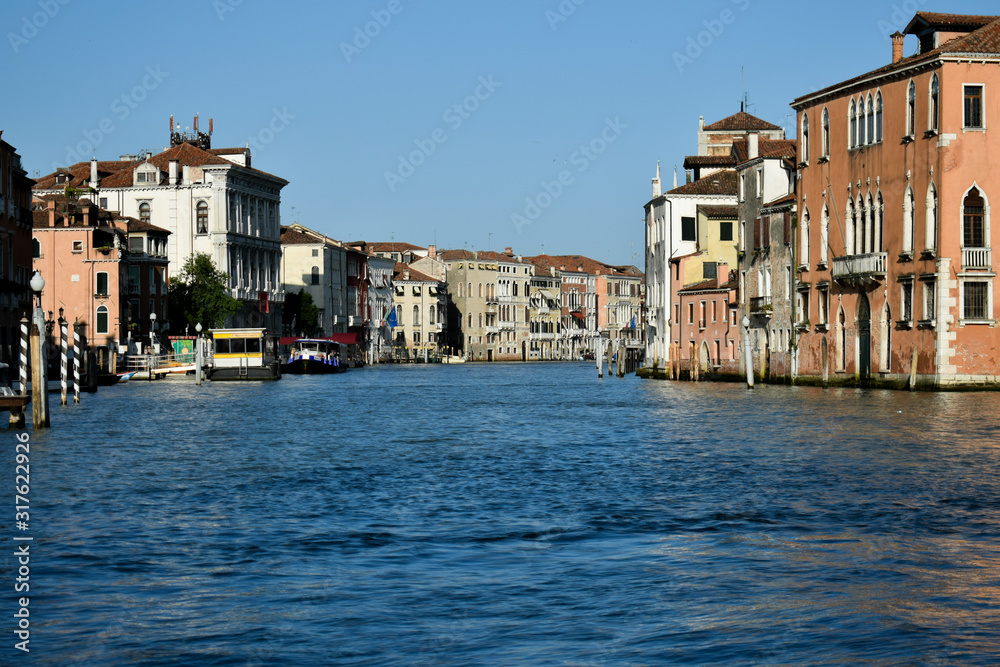 imagen de una de las calles de Venecia, Italia