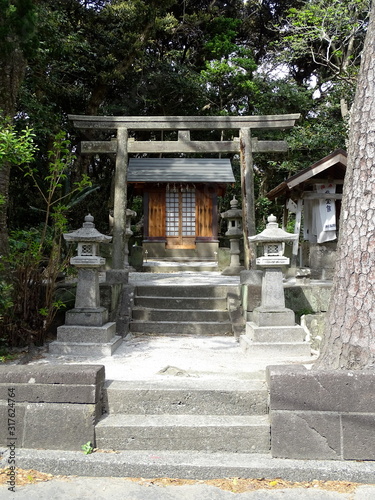 新島村役場式根島支所の側で見かけた神社