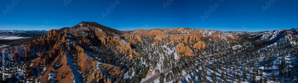 Vue aérienne panoramique de Red Canyon, dans l'Utah