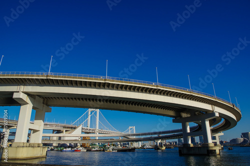 東京港に掛かる吊橋とループ橋 © y.tanaka