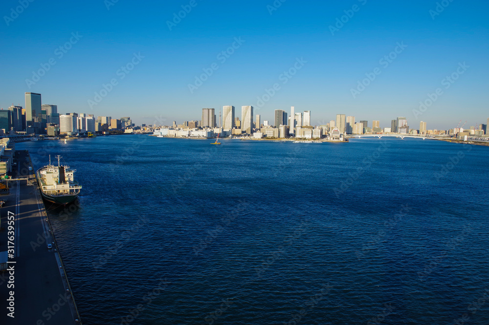 Fototapeta premium 吊橋の歩道から眺めるビル群