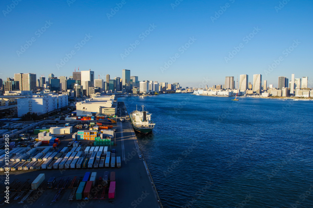Fototapeta premium 吊橋の歩道から眺めるビル群