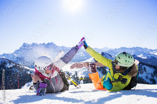 Canvastavla two girls with ski and snowboard having fun on snow