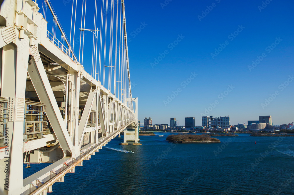 Obraz premium 吊橋の歩道から眺める光景