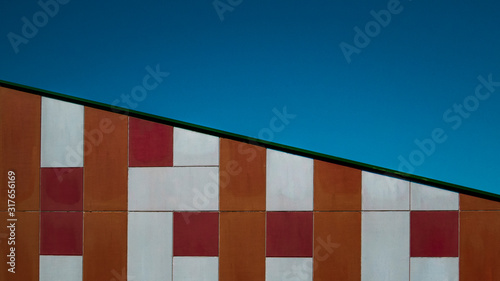 Fachada de colores con cielo de fondo