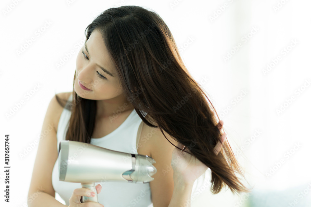 若い女性 ドライヤー 若い女性 ドライヤー