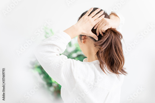髪を縛る女性 photo