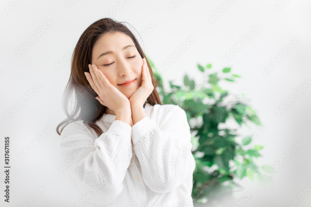 スキンケアする女性